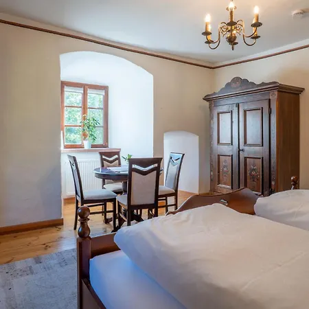Hébergement de vacances Ritterburg Hohenhardt - Ganze Burg Exklusiv *